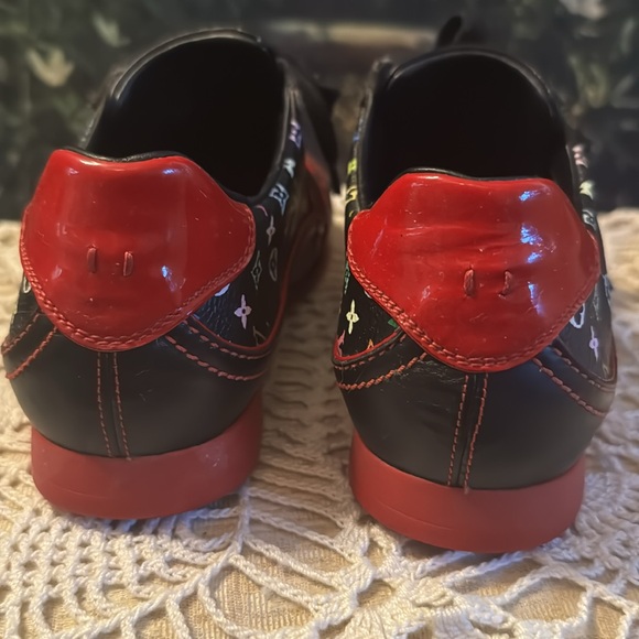 👑SALE!$390*place the offer 🥰
LVUITTONMulticolorMonogramCanvasSneakers Size6/36 - Picture 10 of 13